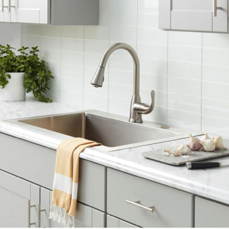 Market Single-Handle Pull-Down Sprayer Kitchen Faucet